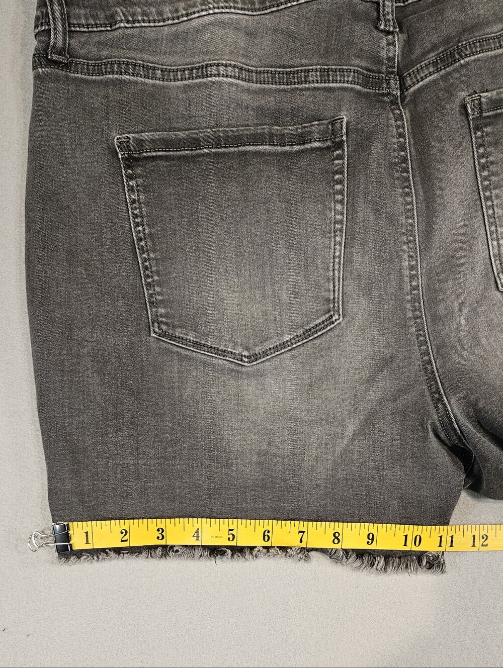 Nine West Women's Distressed Gray Wash Denim Shorts Size 16 With Raw Frayed Hem - Picture 8 of 11